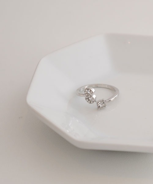 VIBGYOR Women（ヴィブジョー　ウィメン）の「【float】イニシャル モチーフ シルバー リング【イニシャル展開】（リング・レディース・Q/O/V/U/T/S/F/E/D/C/H/A/M/L/K/Y/P/I/G/B/Z/X/R/W/J/N・FREE）」の19枚目の写真