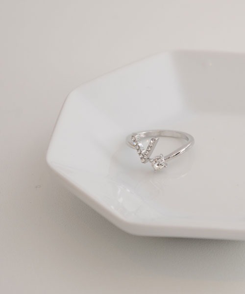 VIBGYOR Women（ヴィブジョー　ウィメン）の「【float】イニシャル モチーフ シルバー リング【イニシャル展開】（リング・レディース・Q/O/V/U/T/S/F/E/D/C/H/A/M/L/K/Y/P/I/G/B/Z/X/R/W/J/N・FREE）」の22枚目の写真