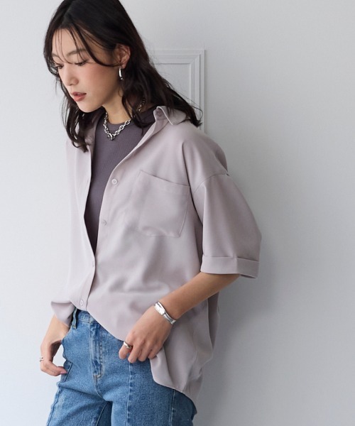 SMILE LAND(スマイルランド)の「<大きいサイズ>とろみブロードビッグシャツ(イージーケア・吸汗速乾)(シャツ/ブラウス・レディース・ライトグレー/オフホワイト/チャコール・5L/4L/3L/LL/L)」の5枚目の写真