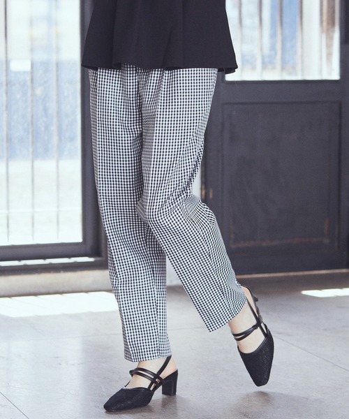 earth music&ecology(アースミュージックアンドエコロジー)の「接触冷感テーパードパンツ(スラックス・レディース・ブラック/ライトベージュ/チェック/杢グレー・M/S/L)」の4枚目の写真