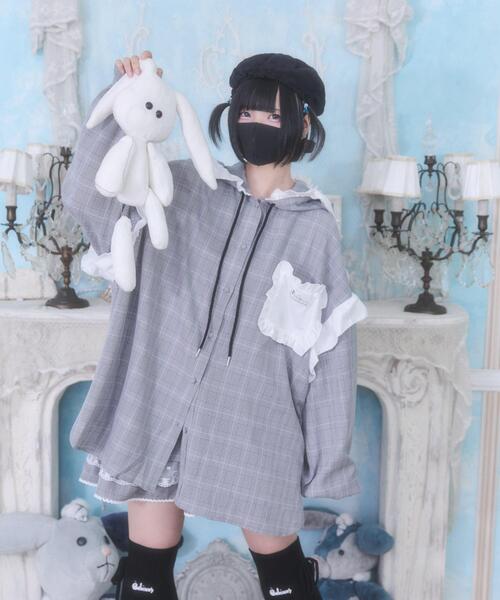 Whinny（ホワイニー）の「Whinny/バブみでヤバみなフードシャツ