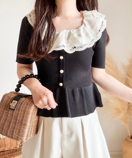 merrylatte（メリーラテ）の「エンブロイダリーレースペプラム半袖ニット（ニット/セーター・レディース・ブラック・MEDIUM）」の2枚目の写真