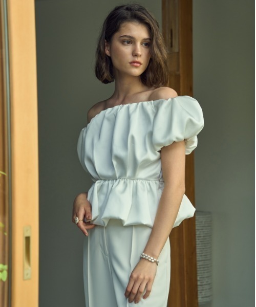 ERADIE（エラディエ）の「Satin open back top サテンオープンバックTOP（シャツ/ブラウス・レディース・ホワイト/ベージュ/ブラック/グリーン・FREE）」の2枚目の写真
