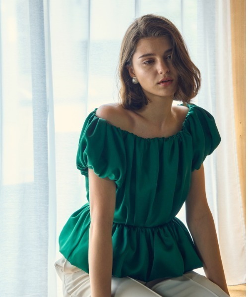 ERADIE（エラディエ）の「Satin open back top サテンオープンバックTOP（シャツ/ブラウス・レディース・ホワイト/ベージュ/ブラック/グリーン・FREE）」の4枚目の写真
