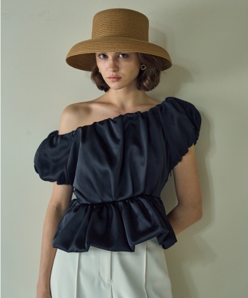 ERADIE（エラディエ）の「Satin open back top サテンオープンバックTOP（シャツ/ブラウス・レディース・ホワイト/ベージュ/ブラック/グリーン・FREE）」の3枚目の写真