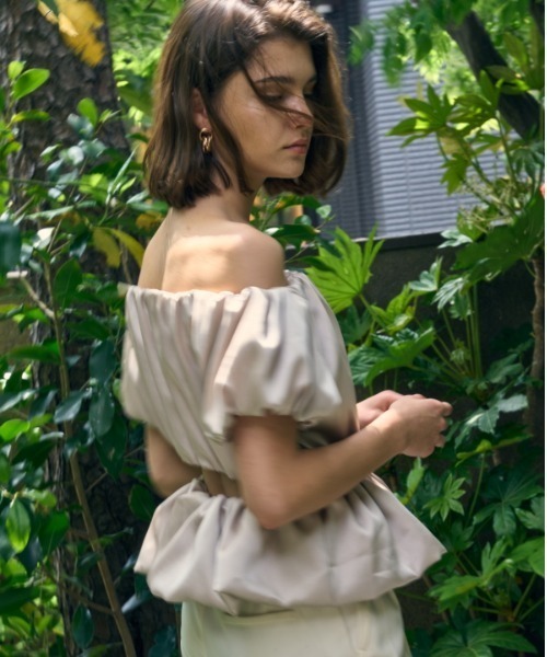 ERADIE（エラディエ）の「Satin open back top サテンオープンバックTOP（シャツ/ブラウス・レディース・ホワイト/ベージュ/ブラック/グリーン・FREE）」の19枚目の写真