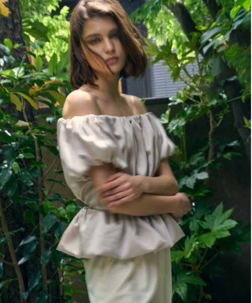 ERADIE（エラディエ）の「Satin open back top サテンオープンバックTOP（シャツ/ブラウス・レディース・ホワイト/ベージュ/ブラック/グリーン・FREE）」の22枚目の写真