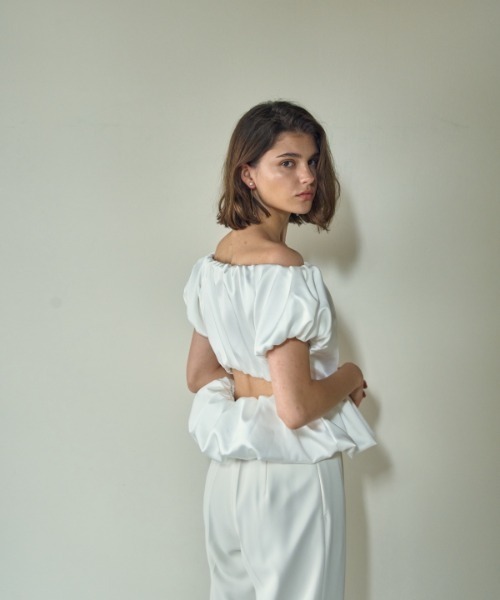 ERADIE（エラディエ）の「Satin open back top サテンオープンバックTOP（シャツ/ブラウス・レディース・ホワイト/ベージュ/ブラック/グリーン・FREE）」の11枚目の写真