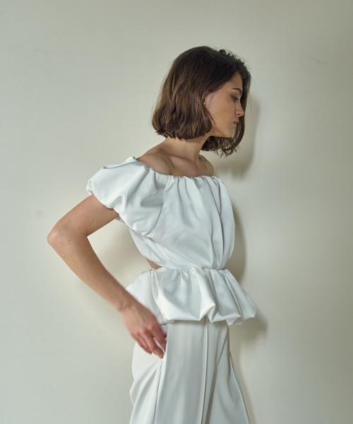 ERADIE（エラディエ）の「Satin open back top サテンオープンバックTOP（シャツ/ブラウス・レディース・ホワイト/ベージュ/ブラック/グリーン・FREE）」の9枚目の写真