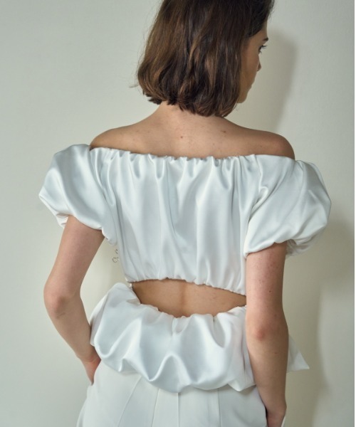 ERADIE（エラディエ）の「Satin open back top サテンオープンバックTOP（シャツ/ブラウス・レディース・ホワイト/ベージュ/ブラック/グリーン・FREE）」の10枚目の写真