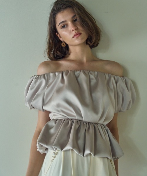 ERADIE（エラディエ）の「Satin open back top サテンオープンバックTOP（シャツ/ブラウス・レディース・ホワイト/ベージュ/ブラック/グリーン・FREE）」の17枚目の写真