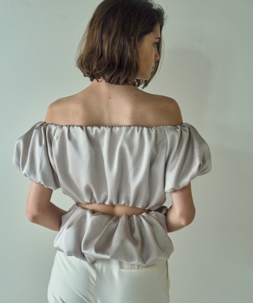 ERADIE（エラディエ）の「Satin open back top サテンオープンバックTOP（シャツ/ブラウス・レディース・ホワイト/ベージュ/ブラック/グリーン・FREE）」の18枚目の写真