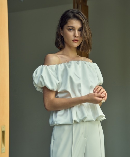 ERADIE（エラディエ）の「Satin open back top サテンオープンバックTOP（シャツ/ブラウス・レディース・ホワイト/ベージュ/ブラック/グリーン・FREE）」の6枚目の写真