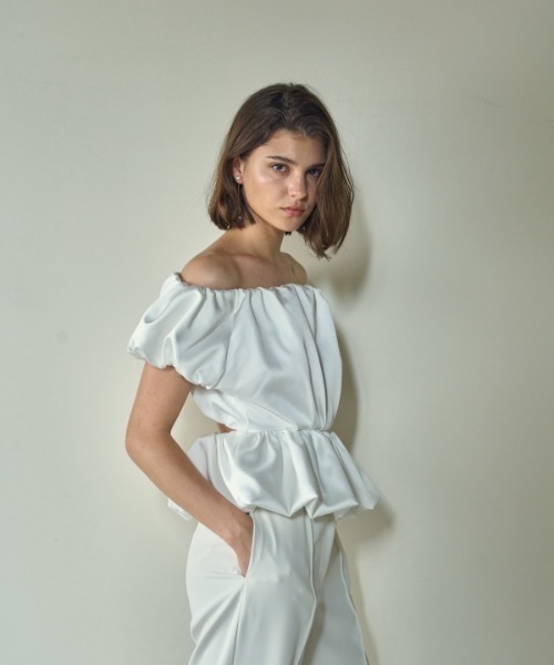 ERADIE（エラディエ）の「Satin open back top サテンオープンバックTOP（シャツ/ブラウス・レディース・ホワイト/ベージュ/ブラック/グリーン・FREE）」の12枚目の写真