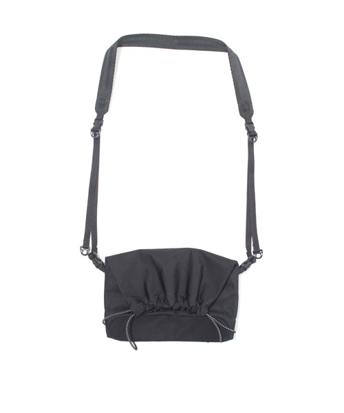 F/CE. （エフシーイー）の「F/CE. TEXTURED TWILL DRAWSTRING SACOCHE / エフシーイー テクスチャードツイルドローストリングサコッシュ（ショルダーバッグ・メンズ・ブラック/チャコール・FREE）」の2枚目の写真