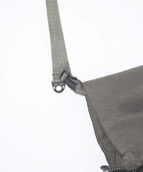 F/CE. （エフシーイー）の「F/CE. TEXTURED TWILL DRAWSTRING SACOCHE / エフシーイー テクスチャードツイルドローストリングサコッシュ（ショルダーバッグ・メンズ・ブラック/チャコール・FREE）」の8枚目の写真
