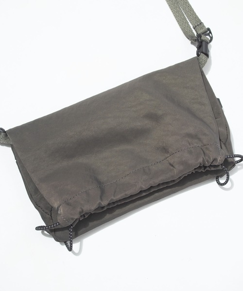 F/CE. （エフシーイー）の「F/CE. TEXTURED TWILL DRAWSTRING SACOCHE / エフシーイー テクスチャードツイルドローストリングサコッシュ（ショルダーバッグ・メンズ・ブラック/チャコール・FREE）」の9枚目の写真