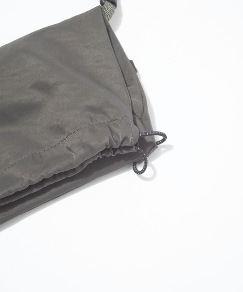 F/CE. （エフシーイー）の「F/CE. TEXTURED TWILL DRAWSTRING SACOCHE / エフシーイー テクスチャードツイルドローストリングサコッシュ（ショルダーバッグ・メンズ・ブラック/チャコール・FREE）」の10枚目の写真