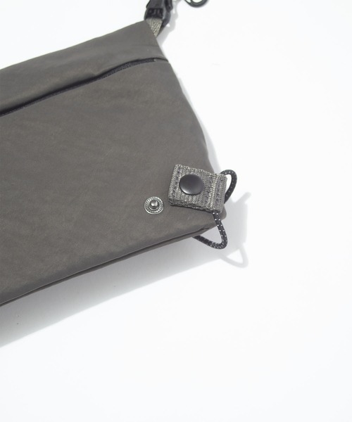 F/CE. （エフシーイー）の「F/CE. TEXTURED TWILL DRAWSTRING SACOCHE / エフシーイー テクスチャードツイルドローストリングサコッシュ（ショルダーバッグ・メンズ・ブラック/チャコール・FREE）」の11枚目の写真