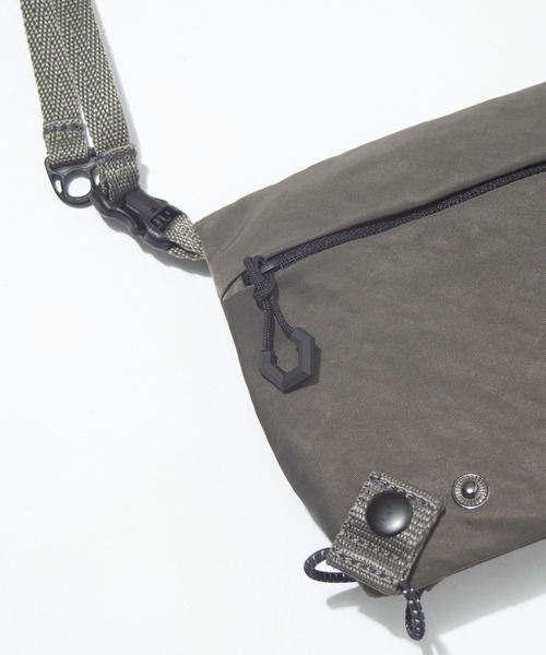 F/CE. （エフシーイー）の「F/CE. TEXTURED TWILL DRAWSTRING SACOCHE / エフシーイー テクスチャードツイルドローストリングサコッシュ（ショルダーバッグ・メンズ・ブラック/チャコール・FREE）」の12枚目の写真