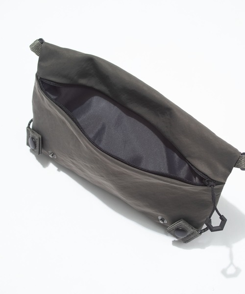 F/CE. （エフシーイー）の「F/CE. TEXTURED TWILL DRAWSTRING SACOCHE / エフシーイー テクスチャードツイルドローストリングサコッシュ（ショルダーバッグ・メンズ・ブラック/チャコール・FREE）」の13枚目の写真