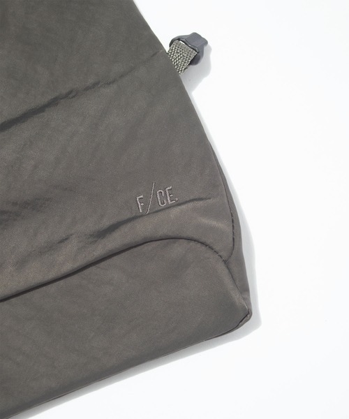 F/CE. （エフシーイー）の「F/CE. TEXTURED TWILL DRAWSTRING SACOCHE / エフシーイー テクスチャードツイルドローストリングサコッシュ（ショルダーバッグ・メンズ・ブラック/チャコール・FREE）」の14枚目の写真