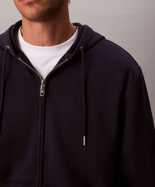 Calvin Klein(カルバン・クライン)の「ロングスリーブ アーカイブロゴ フリースジップパーカー(パーカー・メンズ・ネイビー/グレー/ブラック・S/L/M/XL)」の19枚目の写真