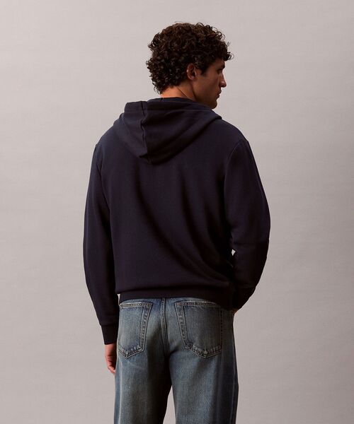 Calvin Klein(カルバン・クライン)の「ロングスリーブ アーカイブロゴ フリースジップパーカー(パーカー・メンズ・ネイビー/グレー/ブラック・S/L/M/XL)」の16枚目の写真