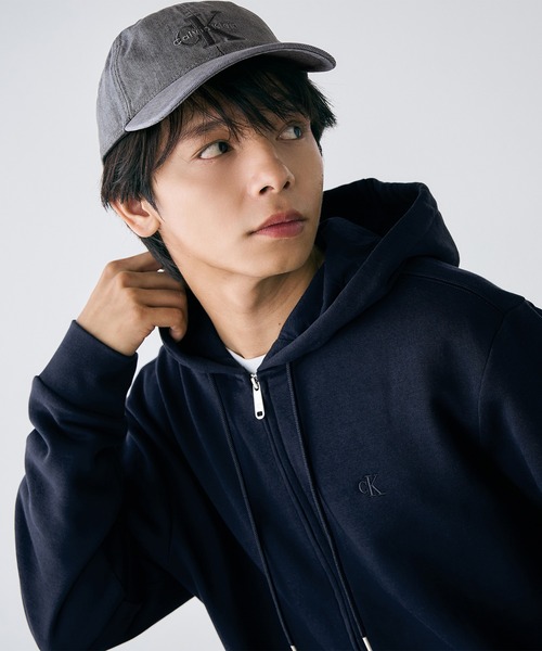 Calvin Klein(カルバン・クライン)の「ロングスリーブ アーカイブロゴ フリースジップパーカー(パーカー・メンズ・ネイビー/グレー/ブラック・S/L/M/XL)」の3枚目の写真