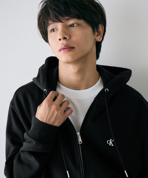 Calvin Klein(カルバン・クライン)の「ロングスリーブ アーカイブロゴ フリースジップパーカー(パーカー・メンズ・ネイビー/グレー/ブラック・S/L/M/XL)」の2枚目の写真