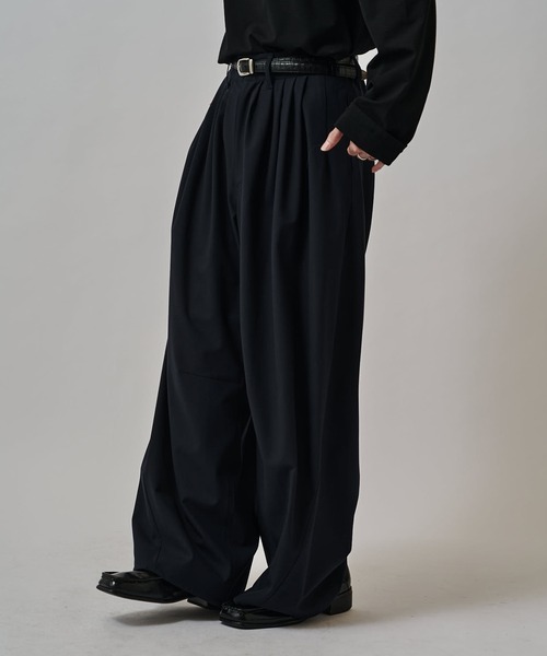 鬼タックカーブパンツ（スラックス）｜Lui's（ルイス）のファッション