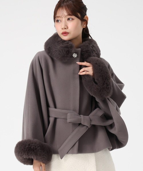 MISCH MASCH（ミッシュマッシュ）の「ブローチ付きポンチョコート（ポンチョ・レディース・グレイッシュベージュ/チャコールグレー/モカ・ﾌﾘ-）」の4枚目の写真