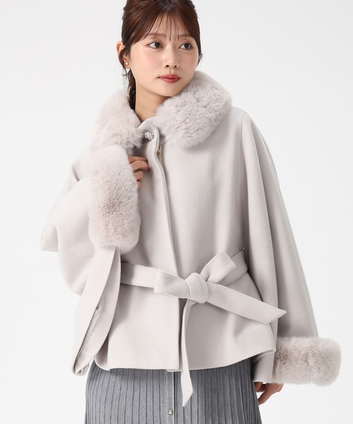 MISCH MASCH（ミッシュマッシュ）の「ブローチ付きポンチョコート（ポンチョ・レディース・グレイッシュベージュ/チャコールグレー/モカ・ﾌﾘ-）」の9枚目の写真