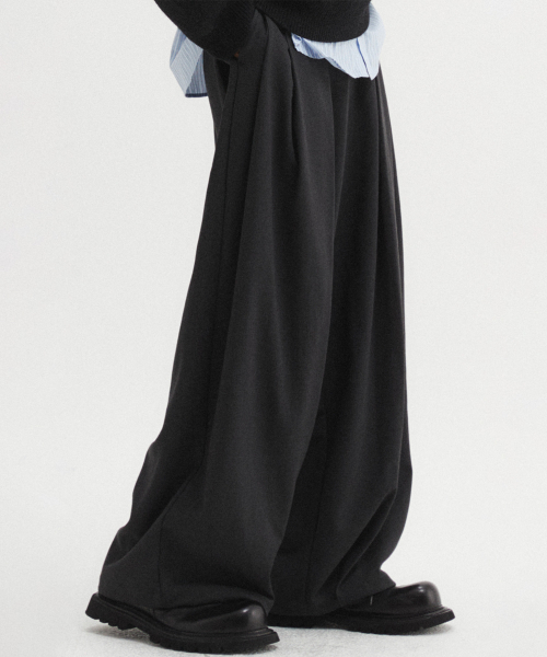 DNSR(ディーエヌエスアール)の「マルチプリーツワイドスラックスチャコール(スラックス・メンズ・その他・SMALL/MEDIUM/LARGE/X-LARGE)」の1枚目の写真