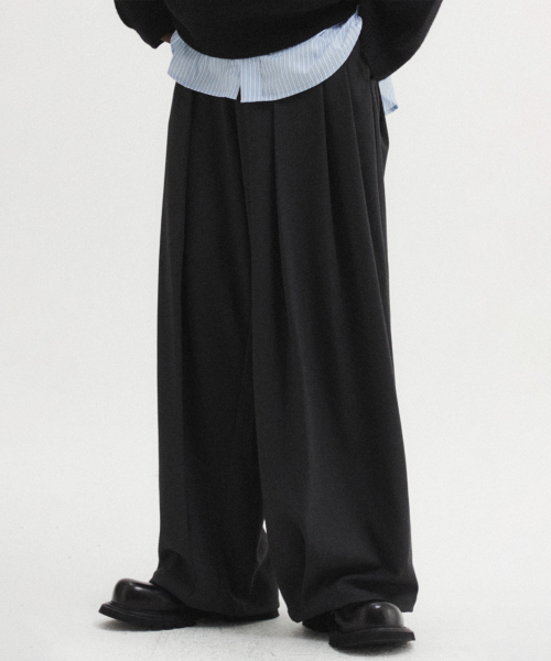 DNSR(ディーエヌエスアール)の「マルチプリーツワイドスラックスチャコール(スラックス・メンズ・その他・SMALL/MEDIUM/LARGE/X-LARGE)」の2枚目の写真