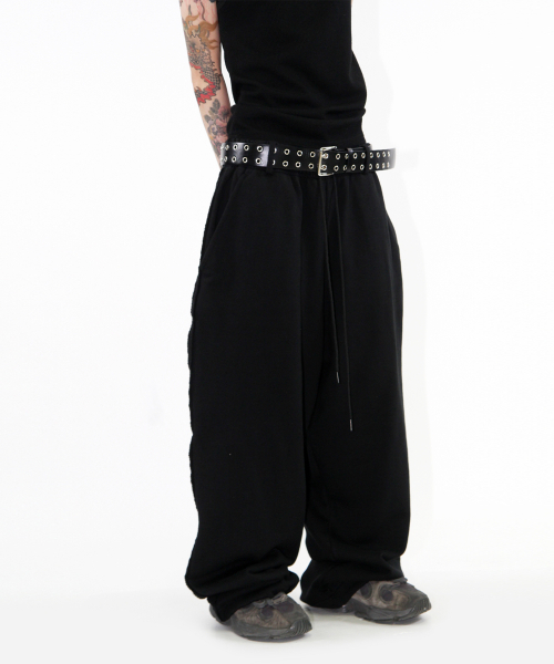 CRIGUN（クリガン）の「Wide Track Pants Max Over Fit BLACK（スウェットパンツ・レディース・ブラック・MEDIUM/LARGE/X-LARGE）」の4枚目の写真
