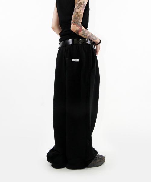 CRIGUN（クリガン）の「Wide Track Pants Max Over Fit BLACK（スウェットパンツ・レディース・ブラック・MEDIUM/LARGE/X-LARGE）」の5枚目の写真