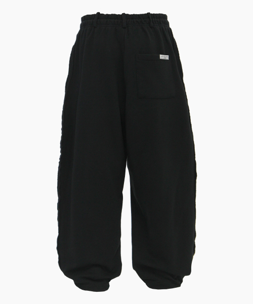 CRIGUN（クリガン）の「Wide Track Pants Max Over Fit BLACK（スウェットパンツ・レディース・ブラック・MEDIUM/LARGE/X-LARGE）」の13枚目の写真