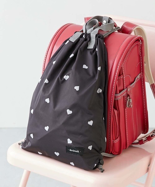 devirock（デビロック）の「ランドセルの上から背負える ハートデザイン ナップサック（バックパック/リュック・キッズ・ブルー/ピンク/ブラック/アイボリー・ONE SIZE）」の2枚目の写真