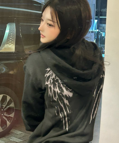 GRAVER（グレーバー）の「[UNISEX]WINGS フードジップアップ_ブラック（パーカー・レディース・ブラック・MEDIUM/LARGE）」の5枚目の写真