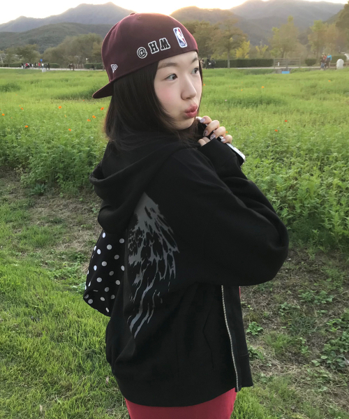 GRAVER（グレーバー）の「[UNISEX]WINGS フードジップアップ_ブラック（パーカー・レディース・ブラック・MEDIUM/LARGE）」の6枚目の写真