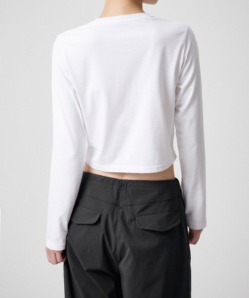 MUSINSA STANDARD WOMAN（ムシンサスタンダードウーマン）の「[クールタンダード] ウィメンズ クルーネック クロップ 長袖Tシャツ [ホワイト]（Tシャツ/カットソー・レディース・その他・SMALL/X-SMALL）」の6枚目の写真
