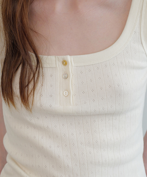 ANDNEEDS(アンドニーズ)の「Eyelet button sleeveless (ivory)(Tシャツ/カットソー・レディース・その他・FREE)」の4枚目の写真
