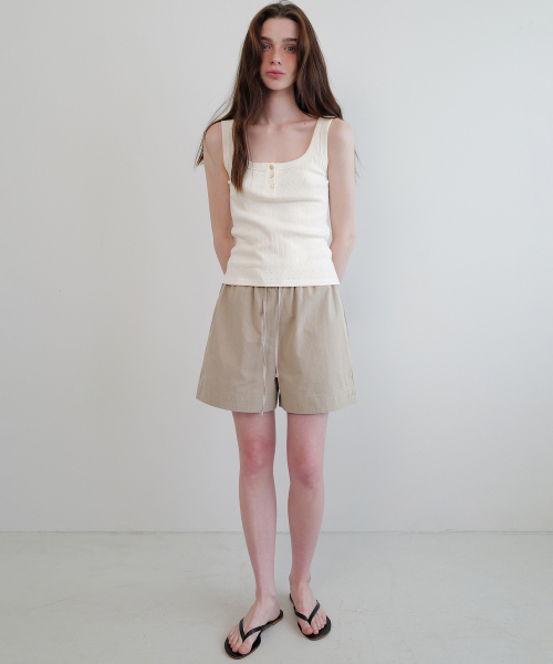 ANDNEEDS(アンドニーズ)の「Eyelet button sleeveless (ivory)(Tシャツ/カットソー・レディース・その他・FREE)」の2枚目の写真