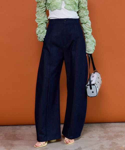 MAISON SPECIAL(メゾンスペシャル)の「Center Pin Tuck Denim Pants/センターピンタックデニムパンツ(デニムパンツ・レディース・ネイビー/ブラック・38/36)」の1枚目の写真