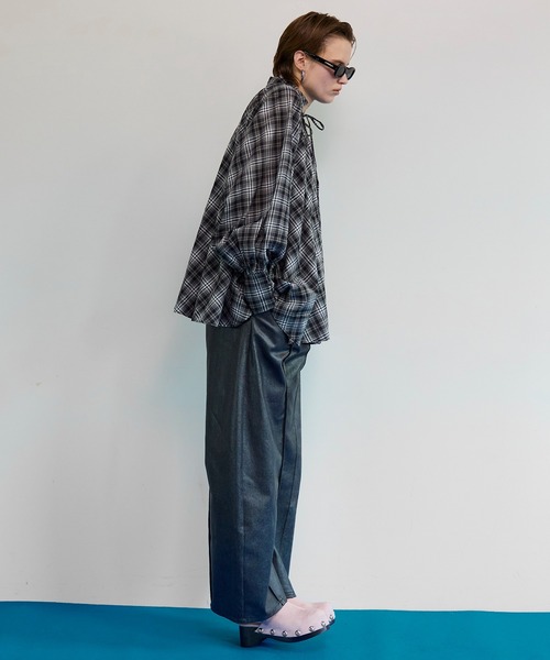 MAISON SPECIAL(メゾンスペシャル)の「Center Pin Tuck Denim Pants/センターピンタックデニムパンツ(デニムパンツ・レディース・ネイビー/ブラック・38/36)」の9枚目の写真