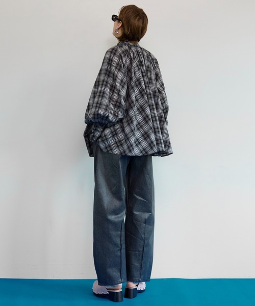 MAISON SPECIAL(メゾンスペシャル)の「Center Pin Tuck Denim Pants/センターピンタックデニムパンツ(デニムパンツ・レディース・ネイビー/ブラック・38/36)」の10枚目の写真