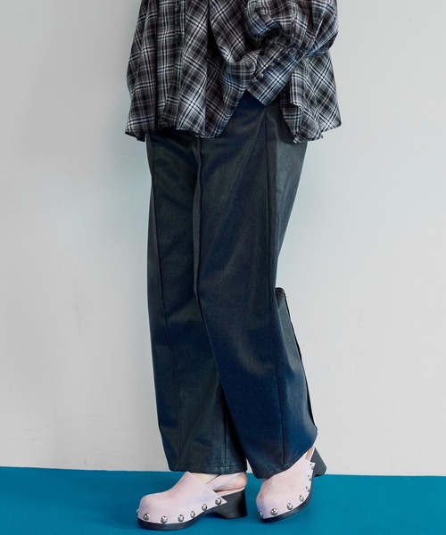 MAISON SPECIAL(メゾンスペシャル)の「Center Pin Tuck Denim Pants/センターピンタックデニムパンツ(デニムパンツ・レディース・ネイビー/ブラック・38/36)」の14枚目の写真