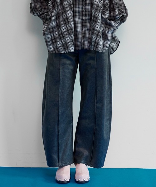 MAISON SPECIAL(メゾンスペシャル)の「Center Pin Tuck Denim Pants/センターピンタックデニムパンツ(デニムパンツ・レディース・ネイビー/ブラック・38/36)」の13枚目の写真