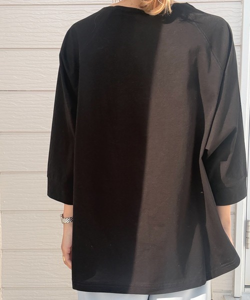 Q（キュー）の「ラウンドネック刺繍T（Tシャツ/カットソー・レディース・ブラック/ライトグリーン・MEDIUM）」の13枚目の写真